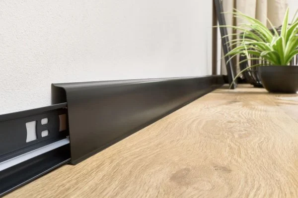 Плинтус пластиковый Arbiton INDO70 220 Чёрный матовый 2.5 м в Нижнекамске