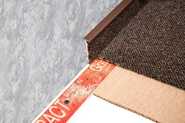 Плинтус для ковролина Korner Listwa 105 Темно-коричневый 2,5м (50мм) в Нижнекамске