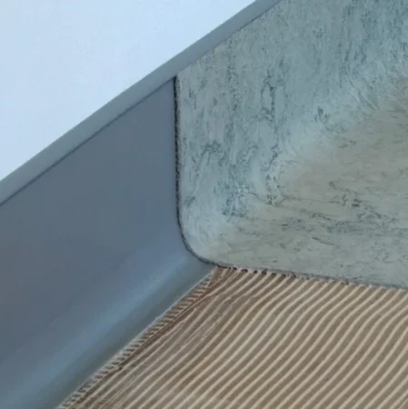 Коннелюрный односоставной плинтус Bonkeel Prof Серый (95х2700мм) в Нижнекамске