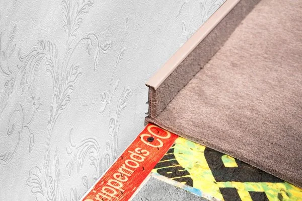 Плинтус для ковролина Korner Listwa 102 Беж 2,5м (50мм) в Нижнекамске